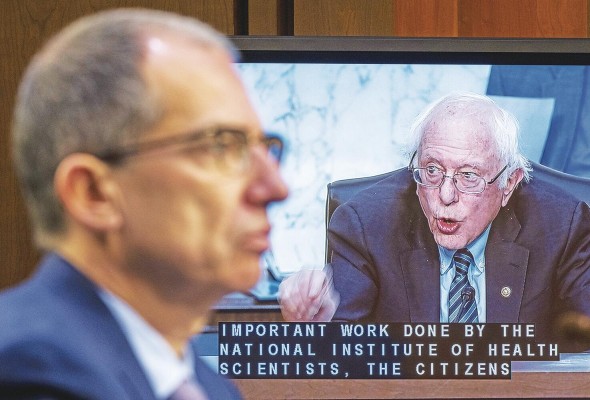 Bernie Sanders, presidente del comité del Senado, sentó a Bancel en la sesión para que respondiera por la propuesta de alza en el precio de la vacuna. Bernie Sanders, presidente del comité del Senado, sentó a Bancel en la sesión para que respondiera por la propuesta de alza en el precio de la vacuna.
