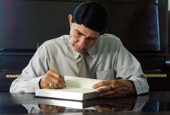Roberto Luzcando es poseedor de una larga y prolífica carrera como poeta, escritor y ensayista Roberto Luzcando es poseedor de una larga y prolífica carrera como poeta, escritor y ensayista
