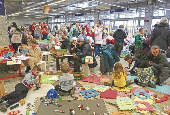 Refugiados ucranianos en la estación de tren de Warszawa Wschodnia en Varsovia. Refugiados ucranianos en la estación de tren de Warszawa Wschodnia en Varsovia.