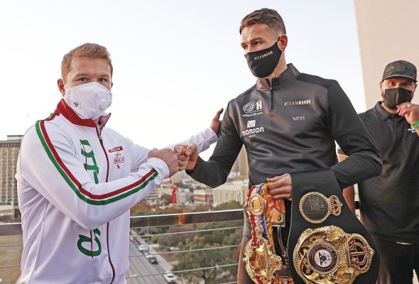 Fotografía cedida por Matchroom donde aparecen el boxeador mexicano Saúl 'Canelo' Álvarez y el británico Callum Smith, mientras se saludaban el pasado martes en el Grand Hyatt de San Antonio, Texas (EE.UU.). Fotografía cedida por Matchroom donde aparecen el boxeador mexicano Saúl 'Canelo' Álvarez y el británico Callum Smith, mientras se saludaban el pasado martes en el Grand Hyatt de San Antonio, Texas (EE.UU.).