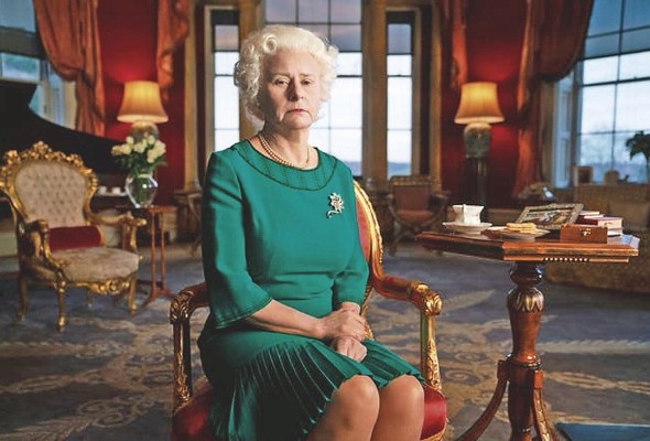 La actriz Tracy Ullman presenta una versión ensimismada de la reina Isabel II, como una parodia mal lograda. La actriz Tracy Ullman presenta una versión ensimismada de la reina Isabel II, como una parodia mal lograda.