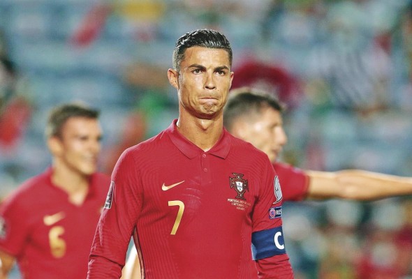 El delantero del Manchester United, Cristiano Ronaldo, quien posiblemente debutará con su equipo este sábado. El delantero del Manchester United, Cristiano Ronaldo, quien posiblemente debutará con su equipo este sábado.