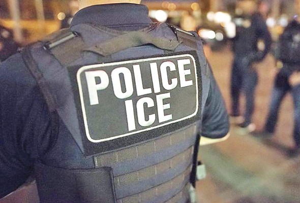 Los agentes del ICE se encargaban de deportar a inmigrantes con antecedentes criminales y órdenes de captura en “ciudades santuarios” como Nueva York. Los agentes del ICE se encargaban de deportar a inmigrantes con antecedentes criminales y órdenes de captura en “ciudades santuarios” como Nueva York.