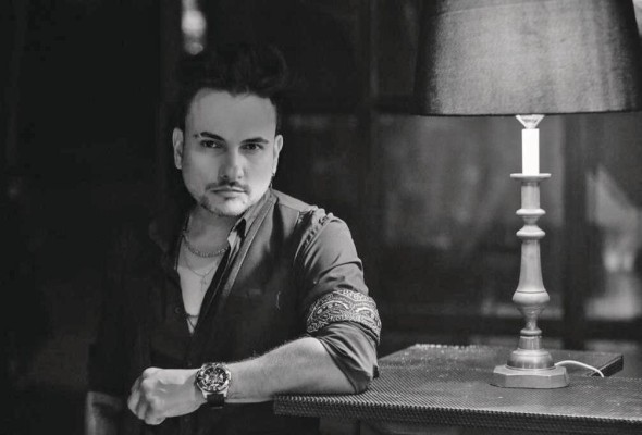 Según el artista, su carrera como solista comienza en 2009 con su disco 'Dame tu amor'. Según el artista, su carrera como solista comienza en 2009 con su disco 'Dame tu amor'.