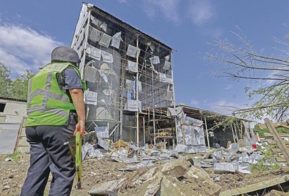 Impacto de un misil en una factoría de los alrededores de la ciudad ucraniana Kharkiv. Impacto de un misil en una factoría de los alrededores de la ciudad ucraniana Kharkiv.