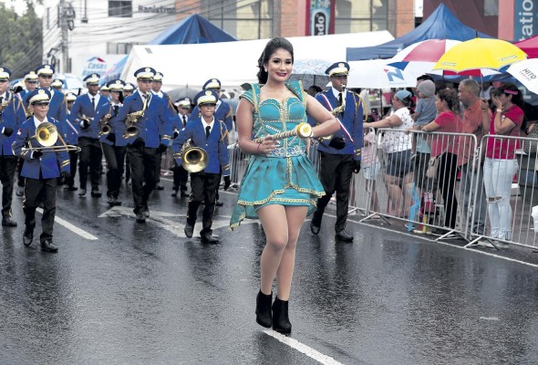 La lluvia no resultó un impedimento para los vistosos desfiles que tuvieron lugar en conmemoración del la Independencia de Panamá de España, este 28 de noviembre en La Chorrera. La lluvia no resultó un impedimento para los vistosos desfiles que tuvieron lugar en conmemoración del la Independencia de Panamá de España, este 28 de noviembre en La Chorrera.