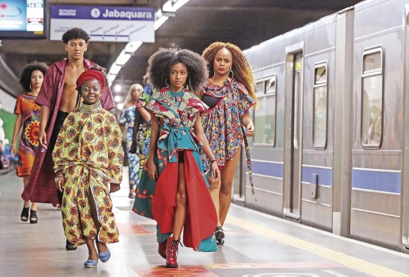 Fotografía que muestra a modelos brasileñas durante un evento de moda, llevado a cabo en una estación de tren en el centro de Sao Paulo, Brasil. Fotografía que muestra a modelos brasileñas durante un evento de moda, llevado a cabo en una estación de tren en el centro de Sao Paulo, Brasil.