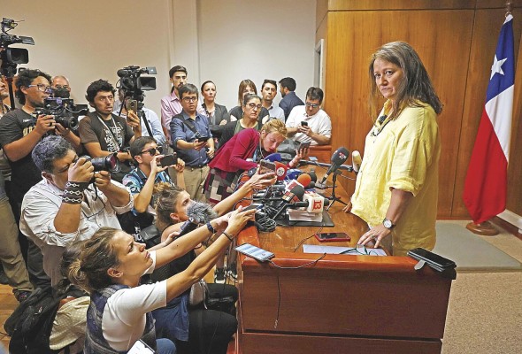 La ministra en visita para Causas de Derechos Humanos, Paola Plaza, participa durante una rueda de prensa tras recibir informe con información crucial sobre la muerte del Nobel chileno Pablo Neruda. La ministra en visita para Causas de Derechos Humanos, Paola Plaza, participa durante una rueda de prensa tras recibir informe con información crucial sobre la muerte del Nobel chileno Pablo Neruda.