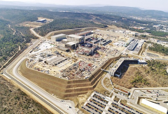 ITER, el mayor reactor de fusión nuclear hasta la fecha, ha iniciado su construcción al sur de Francia. Su inversión es por 20,000 millones de euros. ITER, el mayor reactor de fusión nuclear hasta la fecha, ha iniciado su construcción al sur de Francia. Su inversión es por 20,000 millones de euros.