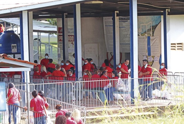 Para que una madre logre un encuentro de 20 a 30 minutos con su hijo, debe enfrentar un vía crucis de por lo menos 10 horas. Para que una madre logre un encuentro de 20 a 30 minutos con su hijo, debe enfrentar un vía crucis de por lo menos 10 horas.