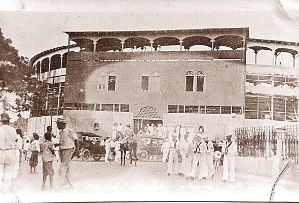Fotografía de la entrada a la arena de toros de Vista Alegre. Fotografía de la entrada a la arena de toros de Vista Alegre.