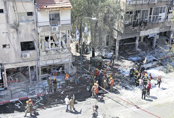 Un palestino lleva el cuerpo sin vida de su hija tras sacarlo de entre los escombros de un edificio destruido en un ataque aéreo en ciudad de Gaza. Un palestino lleva el cuerpo sin vida de su hija tras sacarlo de entre los escombros de un edificio destruido en un ataque aéreo en ciudad de Gaza.