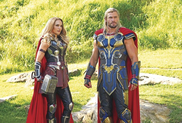 Jane Foster (Natalie Portman) regresa transformada en Mighty Thor junto con el Mjolnir. Jane Foster (Natalie Portman) regresa transformada en Mighty Thor junto con el Mjolnir.