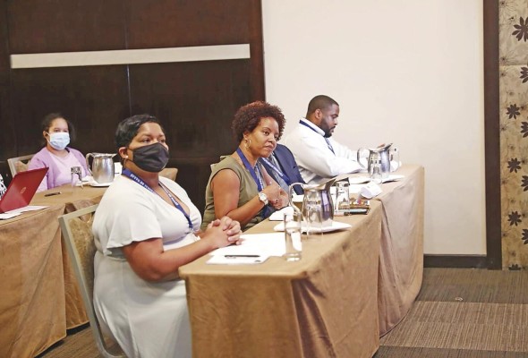 Los diferentes investigadores estuvieron en Panamá durante tres días, argumentado sus opiniones científicas. Los diferentes investigadores estuvieron en Panamá durante tres días, argumentado sus opiniones científicas.
