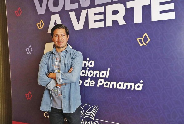 Renato Cisneros es uno de los escritores promesas para el Perú, estuvo en Panamá presentando 'La distancia que nos separa'. Renato Cisneros es uno de los escritores promesas para el Perú, estuvo en Panamá presentando 'La distancia que nos separa'.