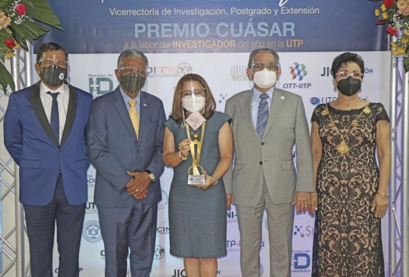 Dr. Alexis Tejedor, vicedecano de Investigación, Postgrado y Extensión; Dr. Eduardo Ortega-Barría, secretario nacional de la SENACYT; Dra. Lilia Muñoz, ganadora del Premio Cuásar; Dr. Héctor Montemayor, rector de la UTP; y Lic. Alma de Muñoz, vicerrectora académica. /UTP. Dr. Alexis Tejedor, vicedecano de Investigación, Postgrado y Extensión; Dr. Eduardo Ortega-Barría, secretario nacional de la SENACYT; Dra. Lilia Muñoz, ganadora del Premio Cuásar; Dr. Héctor Montemayor, rector de la UTP; y Lic. Alma de Muñoz, vicerrectora académica. /UTP.
