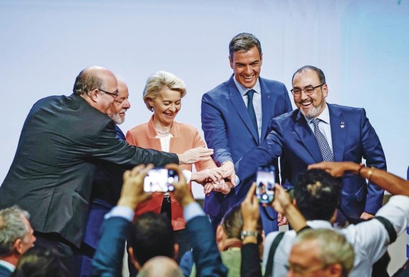 La millonaria inversión se anunció durante la mesa empresarial UE-América Latina y el Caribe, en el marco de la cumbre UE-Celac que se lleva a cabo en Bruselas. La millonaria inversión se anunció durante la mesa empresarial UE-América Latina y el Caribe, en el marco de la cumbre UE-Celac que se lleva a cabo en Bruselas.