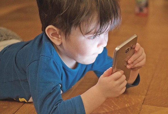 La supervisión del tiempo de exposición a pantallas en niños es determinante para evitar problemas en varias etapas de su desarrollo. La supervisión del tiempo de exposición a pantallas en niños es determinante para evitar problemas en varias etapas de su desarrollo.