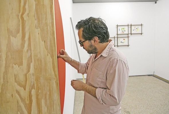 López parte del dibujo estableciendo una exploración en la cual las formas y líneas de una superficie plana tienen la posibilidad de transformarse en objetos con profundidad, volumen y, además, pixeles. López parte del dibujo estableciendo una exploración en la cual las formas y líneas de una superficie plana tienen la posibilidad de transformarse en objetos con profundidad, volumen y, además, pixeles.