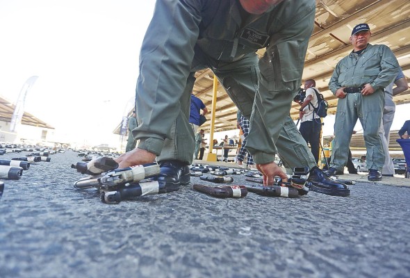 La Policía Nacional destruyó 589 armas ilegales. Se informó que existen otras 400 armas que están bajo investigación. La Policía Nacional destruyó 589 armas ilegales. Se informó que existen otras 400 armas que están bajo investigación.