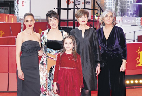 López Arnaiz, la directora Estíbaliz Urresola Solaguren, Sofía Otero, Itziar Lazkano, Ane Gabarain llegan al estreno de la película '20.000 especies de abejas'. López Arnaiz, la directora Estíbaliz Urresola Solaguren, Sofía Otero, Itziar Lazkano, Ane Gabarain llegan al estreno de la película '20.000 especies de abejas'.