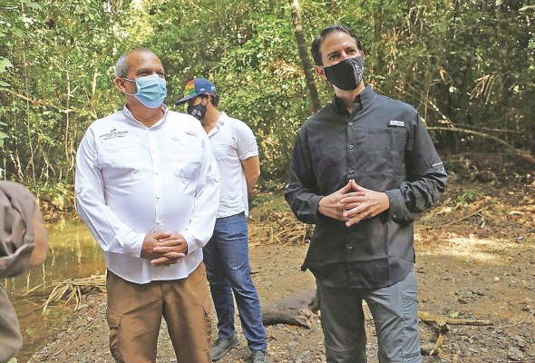 El ministro de Ambiente, Milciades Concepción, junto al administrador de la ATP, Iván Eskildsen, en el lanzamiento de los 1,000 km de senderos en el camino del oleoducto. El ministro de Ambiente, Milciades Concepción, junto al administrador de la ATP, Iván Eskildsen, en el lanzamiento de los 1,000 km de senderos en el camino del oleoducto.