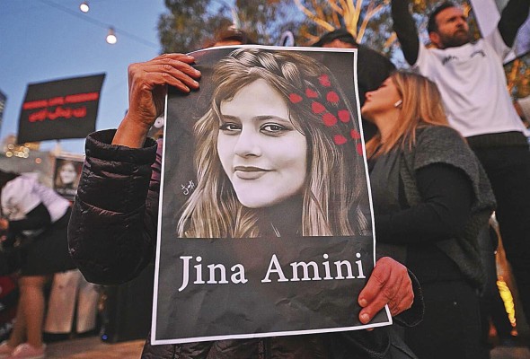 Pancarta de Mahsa Amini en una manifestación en Melbourne. Pancarta de Mahsa Amini en una manifestación en Melbourne.
