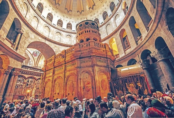 El edículo marca el sitio central de la basílica. El edículo marca el sitio central de la basílica.