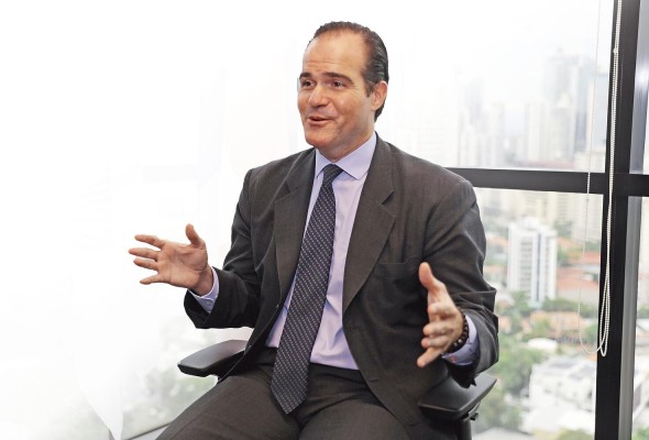 El presidente del Banco Interamericano de Desarrollo (BID), Mauricio Claver-Carone, ayer durante la entrevista con 'La Decana'. El presidente del Banco Interamericano de Desarrollo (BID), Mauricio Claver-Carone, ayer durante la entrevista con 'La Decana'.