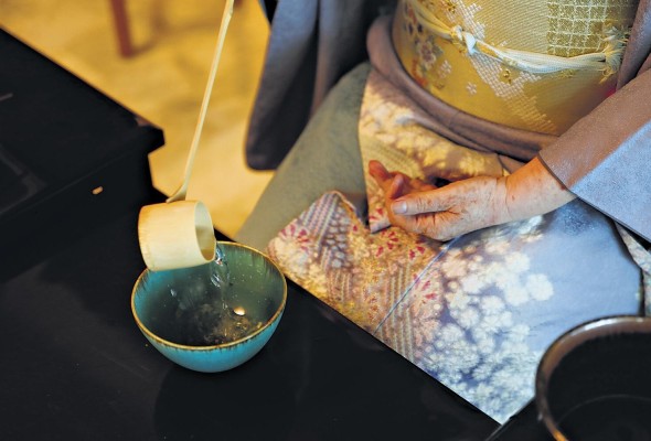 El agua se vierte en el cuenco para preparar el té El agua se vierte en el cuenco para preparar el té