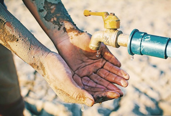 Cuando ocurre la sequía, esta afecta a las comunidades dependiendo de cuál es la estructura y capacidad de los sistemas de agua con los que se abastecen. Cuando ocurre la sequía, esta afecta a las comunidades dependiendo de cuál es la estructura y capacidad de los sistemas de agua con los que se abastecen.