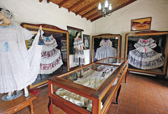 El centro turístico Mi Pueblito está bajo la administración del Municipio de Panamá. El centro turístico Mi Pueblito está bajo la administración del Municipio de Panamá.