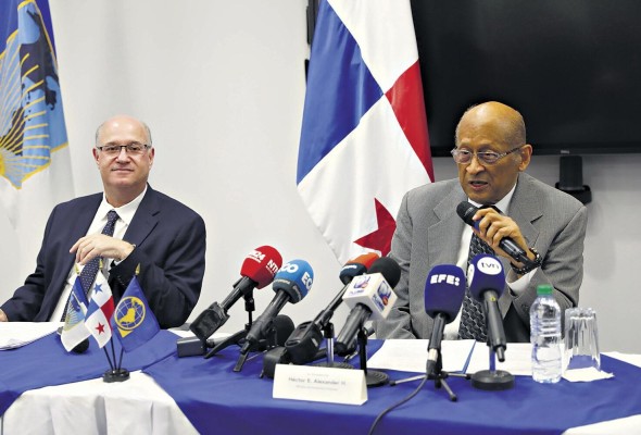 El presidente del BID, el brasileño Ilan Goldfajn, y el ministro de Economía y Finanzas, Héctor Alexander, durante la conferencia de prensa. El presidente del BID, el brasileño Ilan Goldfajn, y el ministro de Economía y Finanzas, Héctor Alexander, durante la conferencia de prensa.