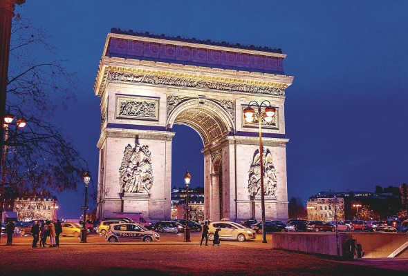 El Arco del triunfo, en París, uno de los sitios emblemáticos para el turismo en la ciudad. El Arco del triunfo, en París, uno de los sitios emblemáticos para el turismo en la ciudad.