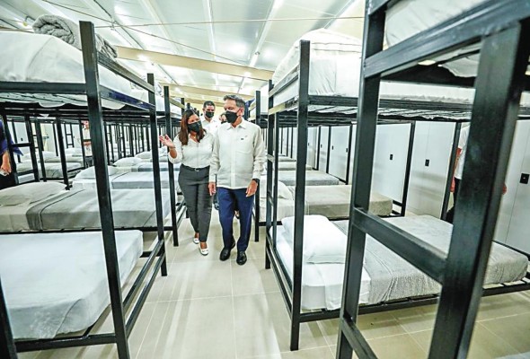 Los estudiantes terminan sus ocupaciones en horas de la noche. Los estudiantes terminan sus ocupaciones en horas de la noche.