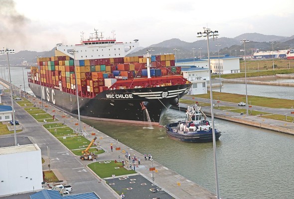Un buque neopanamax ingresa a una de las nuevas esclusas del Canal ampliado. Un buque neopanamax ingresa a una de las nuevas esclusas del Canal ampliado.
