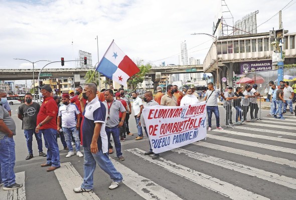 Según los empresarios, las protestas con cierre de carreteras violan el derecho al libre tránsito. Según los empresarios, las protestas con cierre de carreteras violan el derecho al libre tránsito.