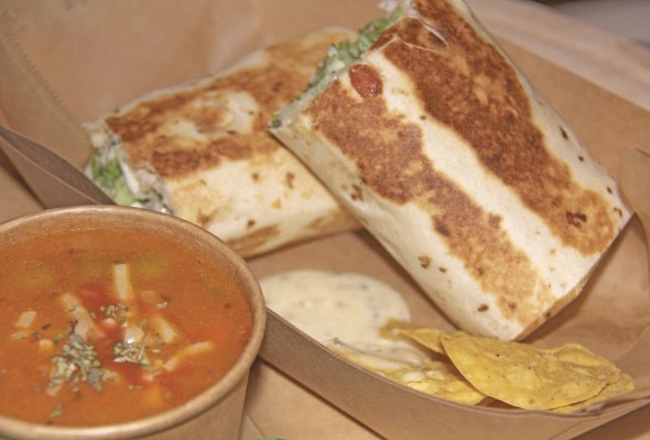 Greek Souvlaki Wrap, acompañado de una sopa de tamal de olla y chips. Greek Souvlaki Wrap, acompañado de una sopa de tamal de olla y chips.
