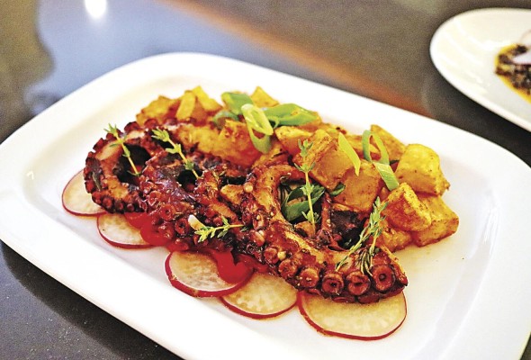 Los productos del mar, como el popular pulpo, también integran la carta. Los productos del mar, como el popular pulpo, también integran la carta.