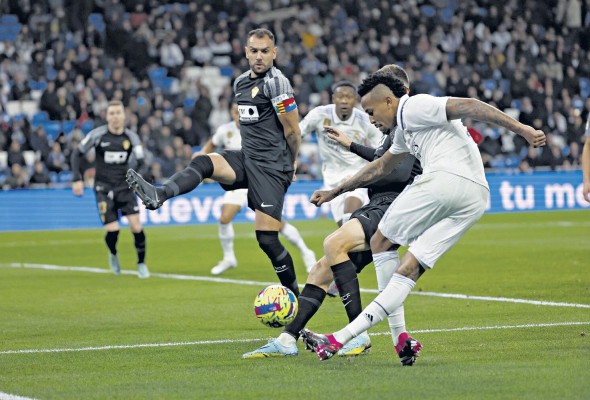 El defensa brasileño del Real Madrid Éder Militão (d) durante el partido ante el Elche. El defensa brasileño del Real Madrid Éder Militão (d) durante el partido ante el Elche.