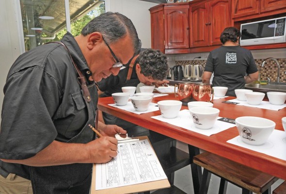 Plinio Ruiz apuesta por la necesidad de innovar, ejecutar nuevos esfuerzos e impulsar la industria nacional de café de especialidad. Plinio Ruiz apuesta por la necesidad de innovar, ejecutar nuevos esfuerzos e impulsar la industria nacional de café de especialidad.