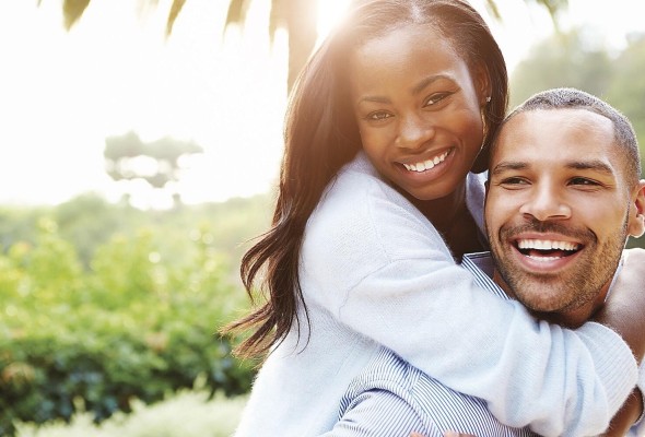 Según los expertos, hay que coquetear, halagar y actuar con cariño para mantener la energía viva en la pareja. Según los expertos, hay que coquetear, halagar y actuar con cariño para mantener la energía viva en la pareja.