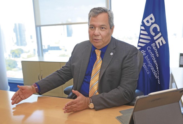 El presidente ejecutivo del BCIE, Dante Mossi, concede una entrevista a “La Estrella de Panamá”. El presidente ejecutivo del BCIE, Dante Mossi, concede una entrevista a “La Estrella de Panamá”.