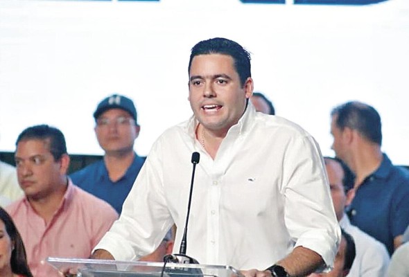 Carrizo en sus giras políticas, ya se ha reunido con miembros del Directorio Nacional del PRD en Chiriquí y en Veraguas y esta semana continuará con estos encuentros en la ciudad de Panamá. Carrizo en sus giras políticas, ya se ha reunido con miembros del Directorio Nacional del PRD en Chiriquí y en Veraguas y esta semana continuará con estos encuentros en la ciudad de Panamá.