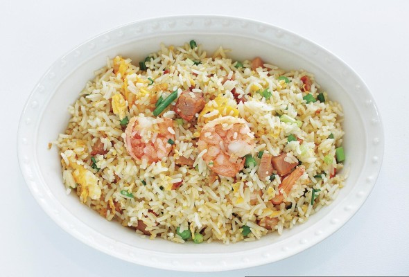 Arroz young chow. En lugar del popular arroz frito, pida esta versión que no está teñida con la salsa de soya pero cuyos otros ingredientes así como la cocción en el wok aportan ricos sabores Arroz young chow. En lugar del popular arroz frito, pida esta versión que no está teñida con la salsa de soya pero cuyos otros ingredientes así como la cocción en el wok aportan ricos sabores