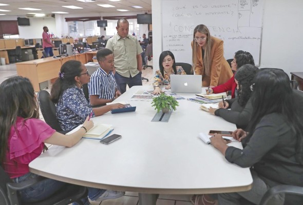 Equipo de reporteros y editores reunidos en la sala de Redacción de 'La Estrella de Panamá'. Equipo de reporteros y editores reunidos en la sala de Redacción de 'La Estrella de Panamá'.