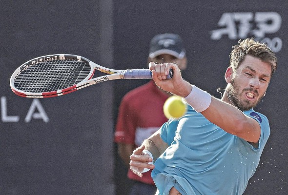 El tenista británico Cameron Norrie devuelve una pelota ante el boliviano Hugo Dellien, este 24 de febrero de 2023, durante un partido en el Abierto de Tenis de Río de Janeiro (Brasil) El tenista británico Cameron Norrie devuelve una pelota ante el boliviano Hugo Dellien, este 24 de febrero de 2023, durante un partido en el Abierto de Tenis de Río de Janeiro (Brasil)