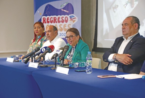 La ministra de Educación, Maruja Gorday de Villalobos (centro), brinda detalles del inicio del año escolar 2023. La ministra de Educación, Maruja Gorday de Villalobos (centro), brinda detalles del inicio del año escolar 2023.