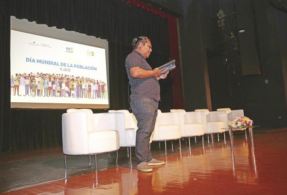 El poeta indígena Maninaindi Roldán durante el evento 'Las dinámicas demográficas y las políticas públicas: Qué nos dicen los resultados de los Censos' El poeta indígena Maninaindi Roldán durante el evento 'Las dinámicas demográficas y las políticas públicas: Qué nos dicen los resultados de los Censos'