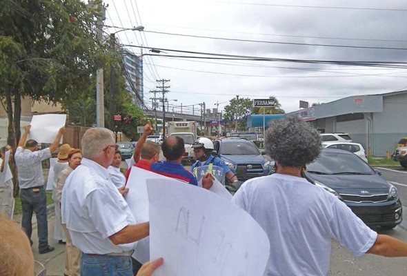 Protesta por exceso de ruido, contaminación y paso de camiones pesados dentro de la barriada (2016). Protesta por exceso de ruido, contaminación y paso de camiones pesados dentro de la barriada (2016).